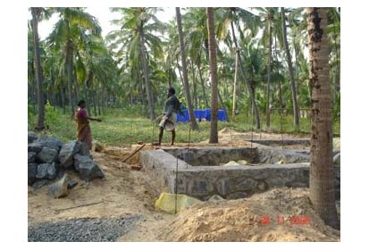 Des bénéficiaires travaillent sur leur maison