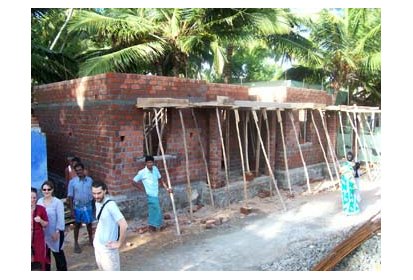 2 maisons voisines, les murs ont atteint le niveau des toits