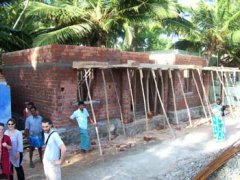 2 maisons voisines, les murs ont atteint le niveau des toits