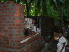 Une proprietaire suit la construction de sa maison