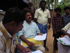 Praveen, l'ingénieur d'HTG, explique aux habitants le plan d'une maison